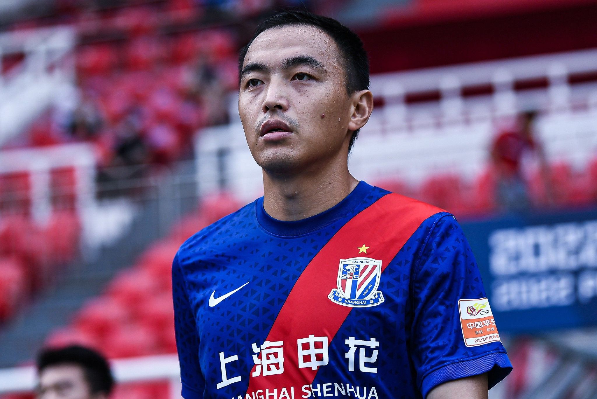 顾言忠此时也走上前，单膝跪在墓碑前，感叹道：大哥、大嫂，给你们承诺了十八年，弟弟终究没有食言、终于把辰儿带回来了，你们看看他，现在已经是一表人才了。